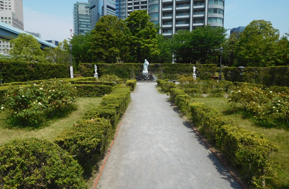 マンションやエントランス、オフィスから公園まで、造園から 土木工事全般、遊具の設置、高木の剪定、伐採など造園業の域を超えた一貫したご案内が可能です。